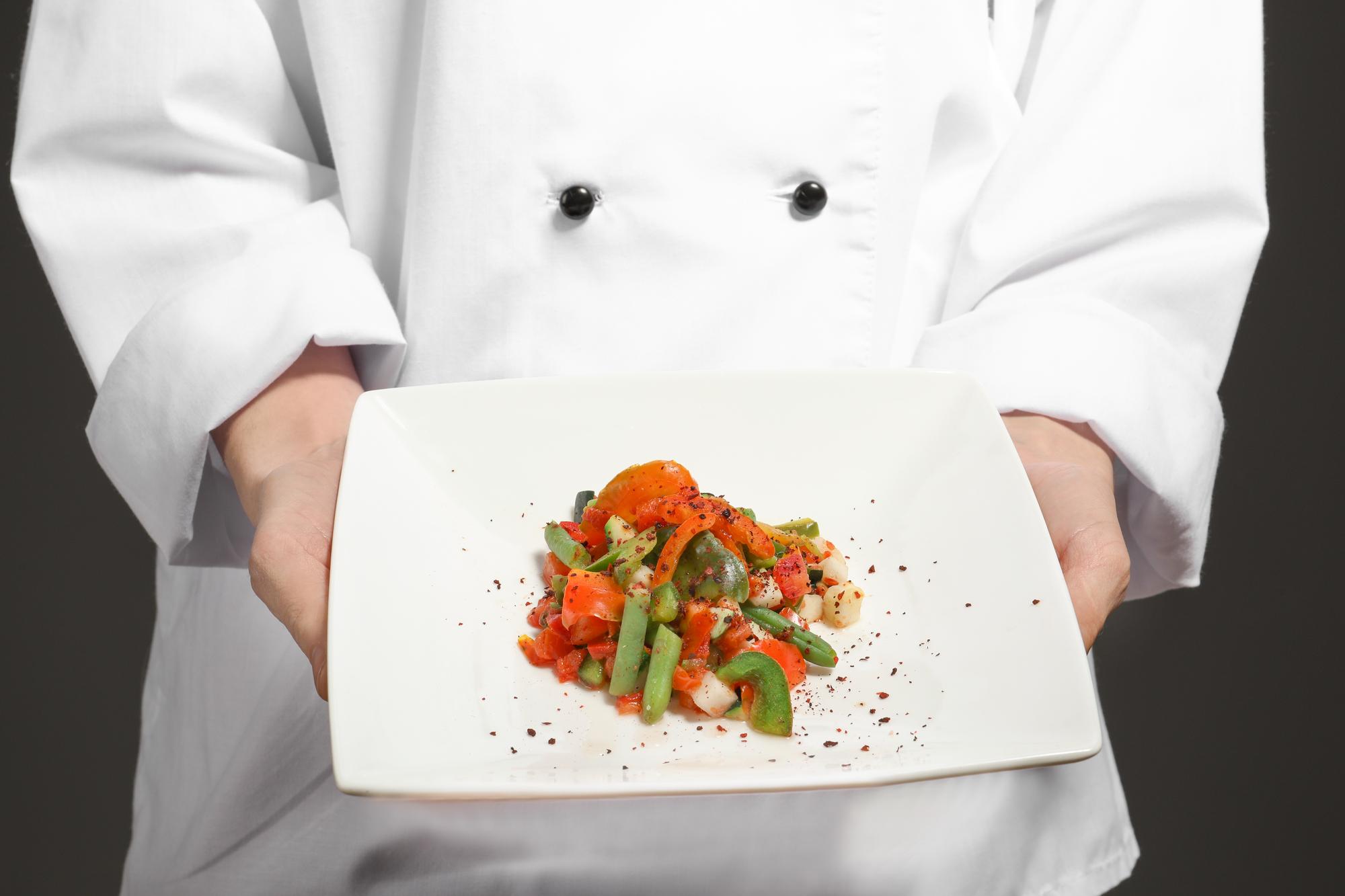 Lezione live con chef che mostra impiattamento